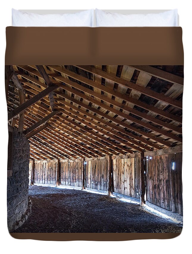 Barns Duvet Cover featuring the photograph Round Barn by Steven Clark