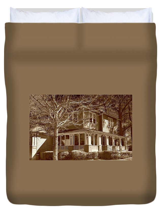 Scenic Tours Duvet Cover featuring the photograph Rutherford House, Sc by Skip Willits