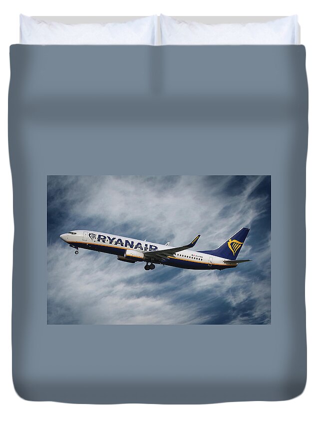 Ryanair Duvet Cover featuring the photograph Ryanair Boeing 737 by Smart Aviation