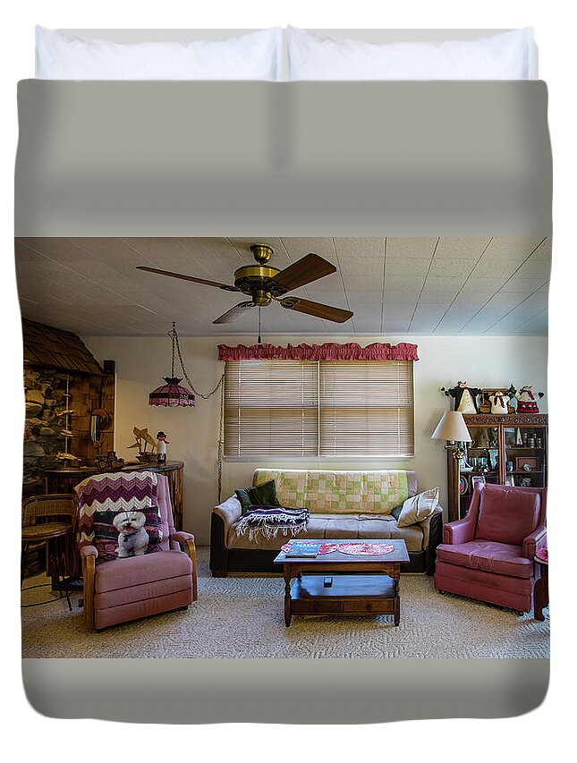  Real Estate Photography Duvet Cover featuring the photograph Sample Family Room - 908 by Jeff Kurtz