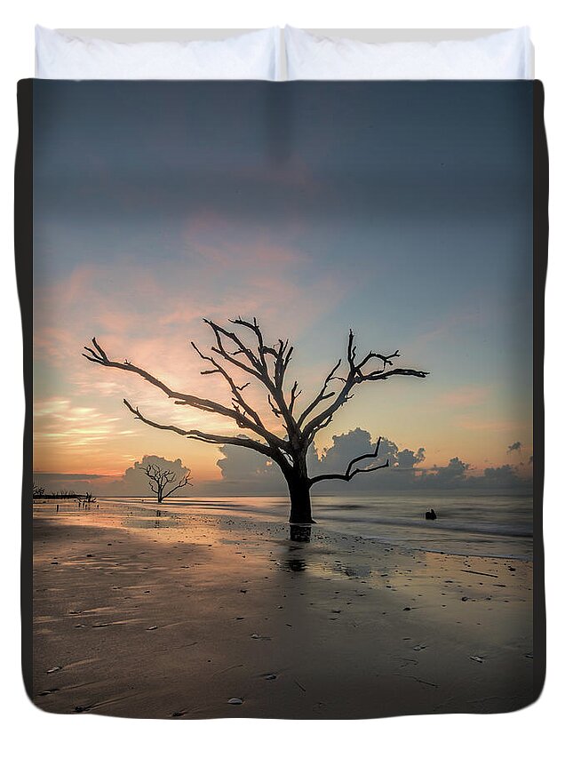 Sunrise Duvet Cover featuring the photograph Silvia's Tree by Robert Loe