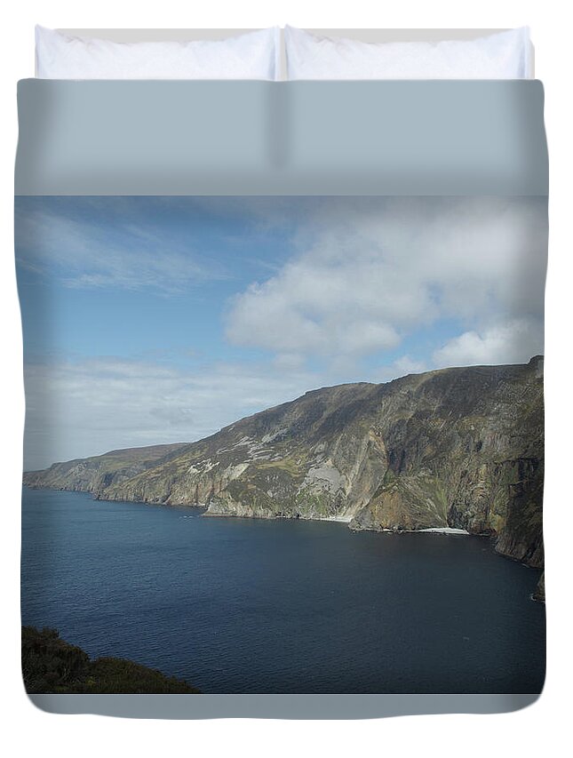 Donegal Bay Duvet Cover featuring the photograph Sliabh Liag by Greg Graham