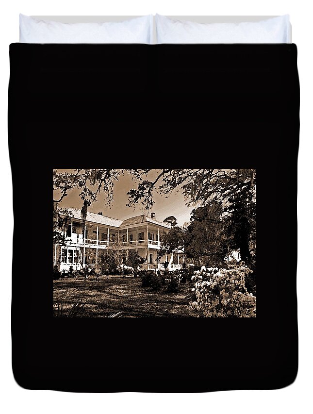 Old Homes Duvet Cover featuring the painting Southern Plantation Home by Michael Thomas