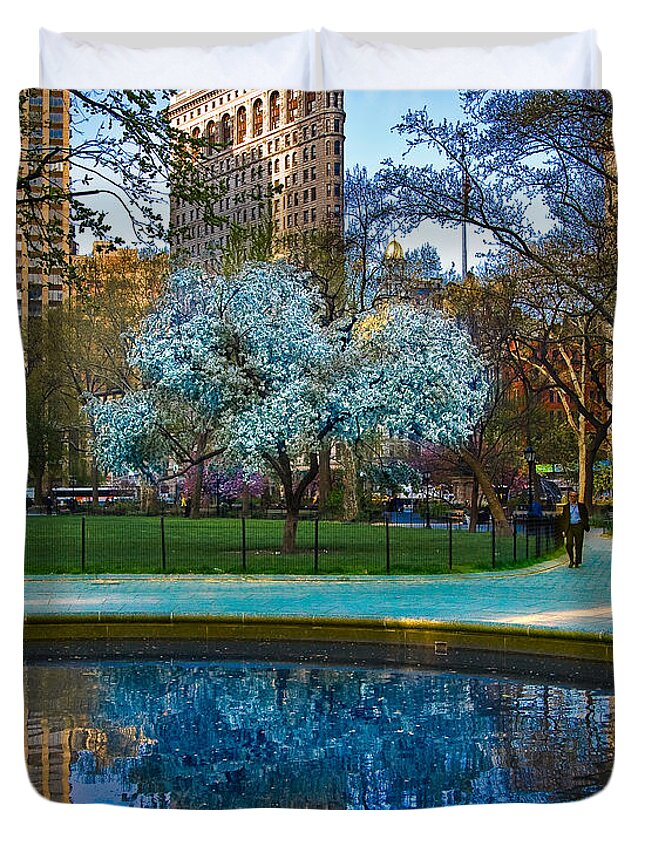 Flatiron Duvet Cover featuring the photograph Spring In Madison Square Park by Chris Lord