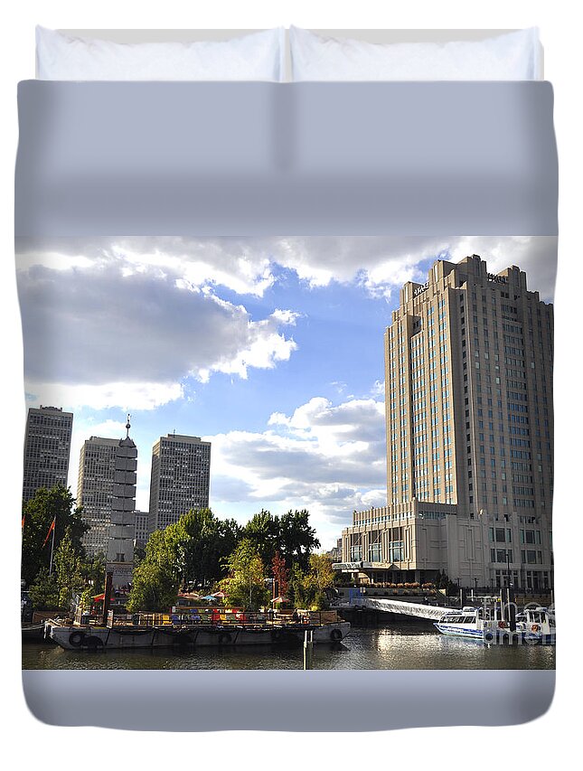 Spruce Street Harbor Duvet Cover featuring the photograph Spruce Street Harbor by Andrew Dinh