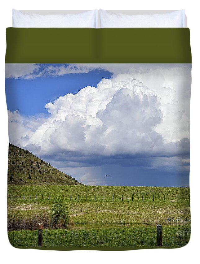 Landscape Duvet Cover featuring the photograph Storm Coming In by Kae Cheatham
