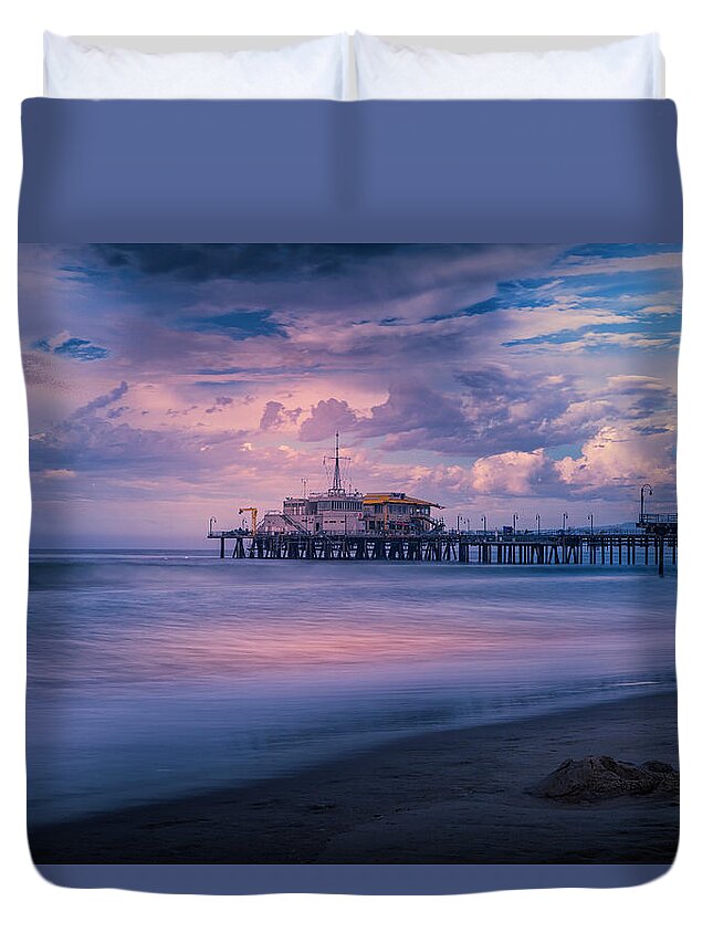 Santa Monica Pier Duvet Cover featuring the photograph Sunset Glow by Gene Parks