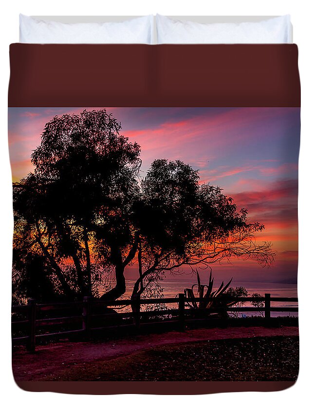 Sunset Silhouettes Duvet Cover featuring the photograph Sunset Silhouettes From Palisades Park by Gene Parks