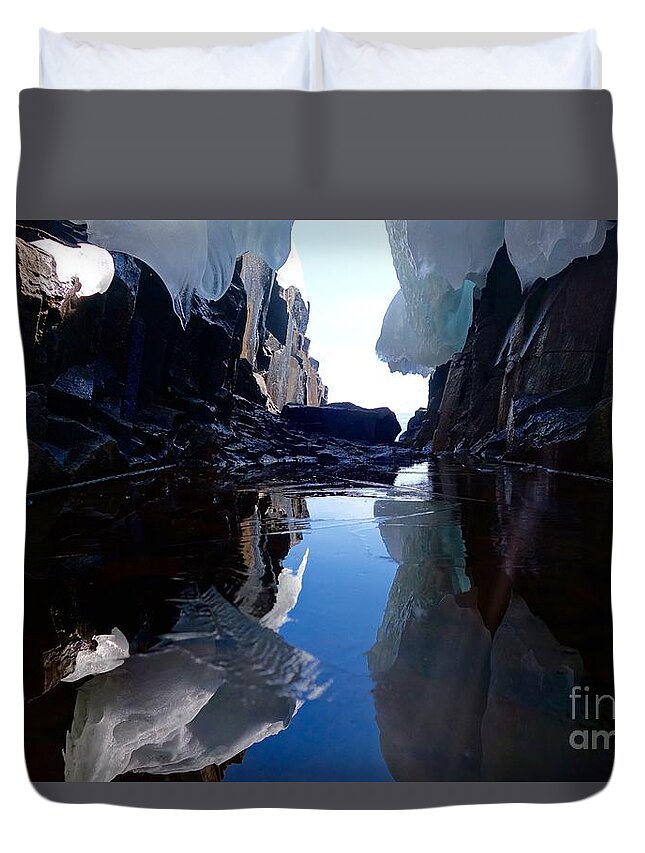 Lake Superior Duvet Cover featuring the photograph Superior Chasm Reflections by Sandra Updyke