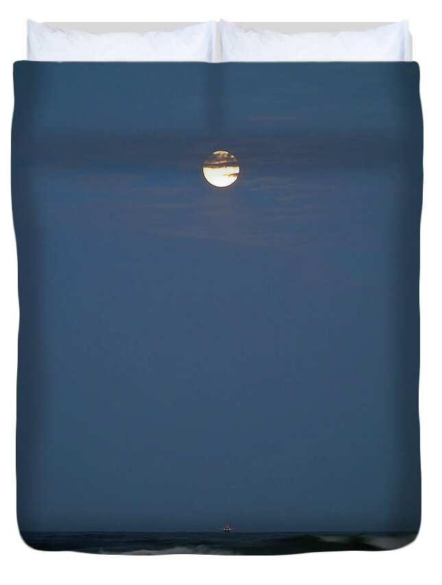 Supermoon Duvet Cover featuring the photograph Supermoon November 2016 by D Hackett