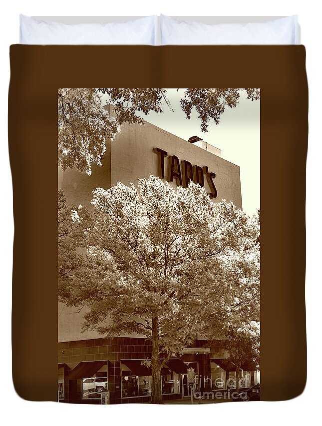 Scenic Tours Duvet Cover featuring the photograph Tapp's by Skip Willits
