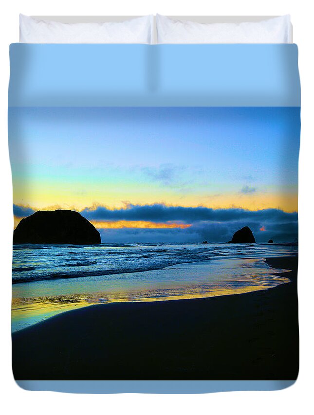 Ocean Duvet Cover featuring the photograph The beauty of the moment by Jeff Swan