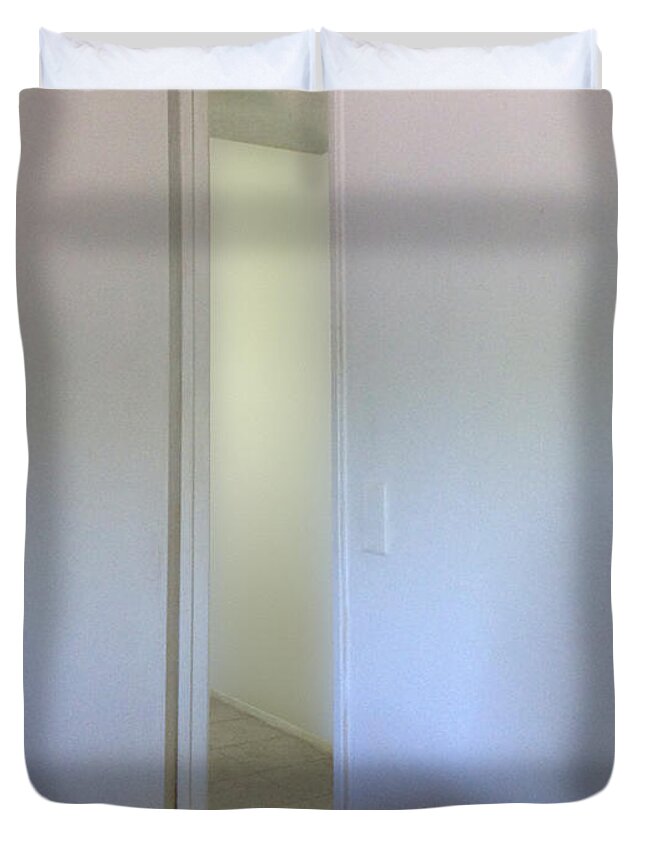 Door Duvet Cover featuring the photograph The Way In by Stan Magnan