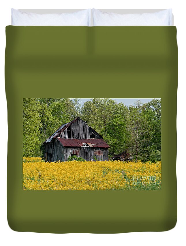 Barn Duvet Cover featuring the photograph Tired Indiana Barn - D010095 by Daniel Dempster
