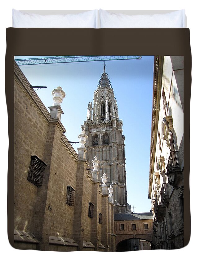 Toledo Duvet Cover featuring the photograph Toledo Church by John Shiron