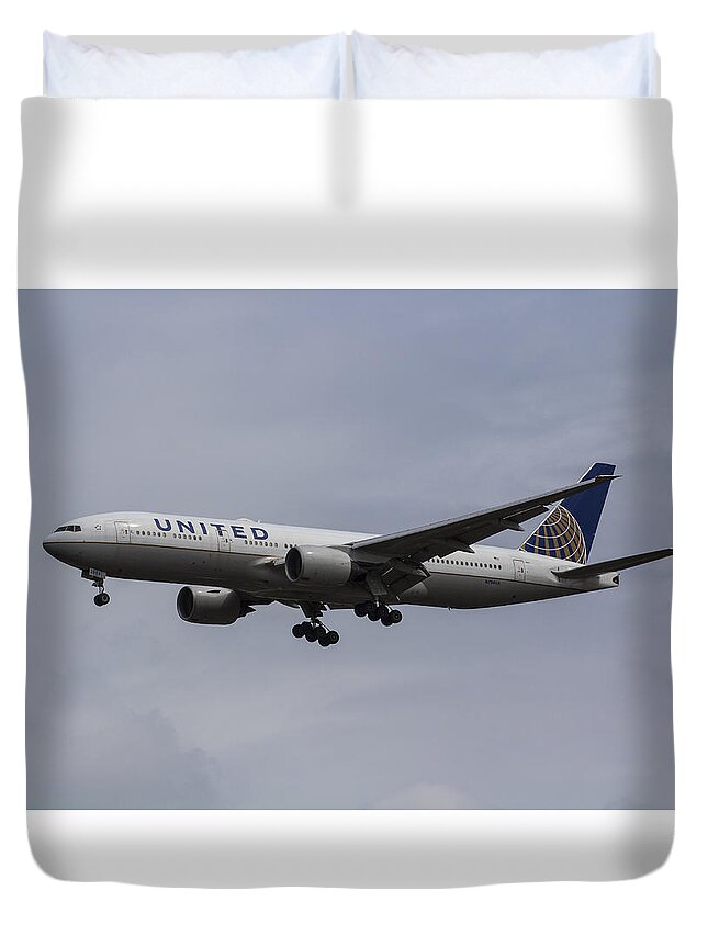 Boeing 777-222 Duvet Cover featuring the photograph United airlines Boeing 777 by David Pyatt