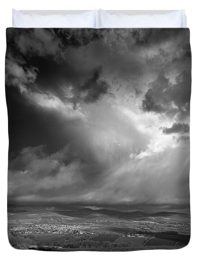 Black And White Duvet Cover featuring the photograph Walking North by Paul Davenport