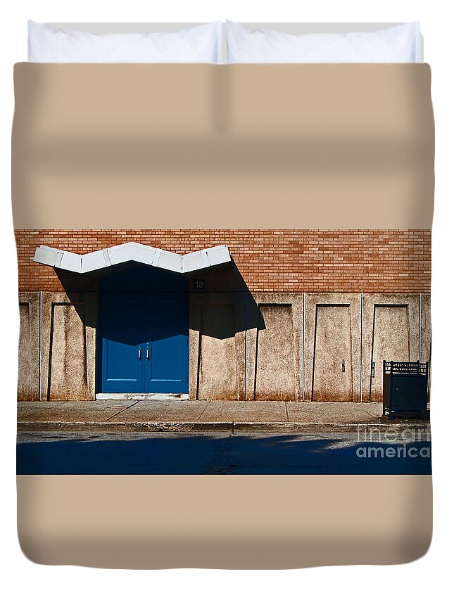 Louisville Duvet Cover featuring the photograph Wall in Kentucky by George D Gordon III