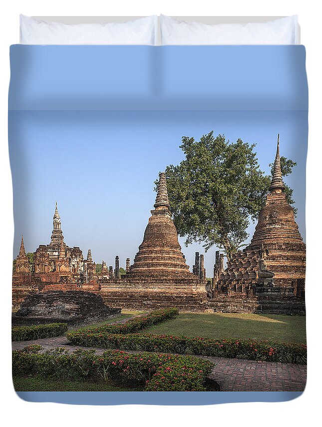 Temple Duvet Cover featuring the photograph Wat Mahathat Chedi DTHST0014 by Gerry Gantt