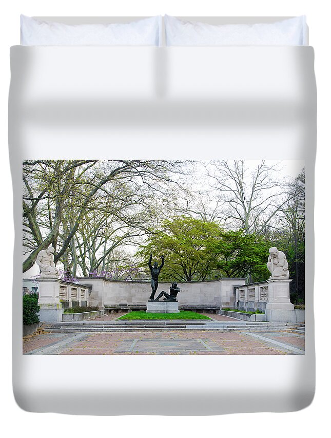 Welcoming Duvet Cover featuring the photograph Welcoming to Freedom - Philadelphia by Bill Cannon