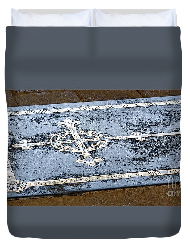 Wells Cathedral Duvet Cover featuring the photograph Wells Cathedral tomb by Colin Rayner