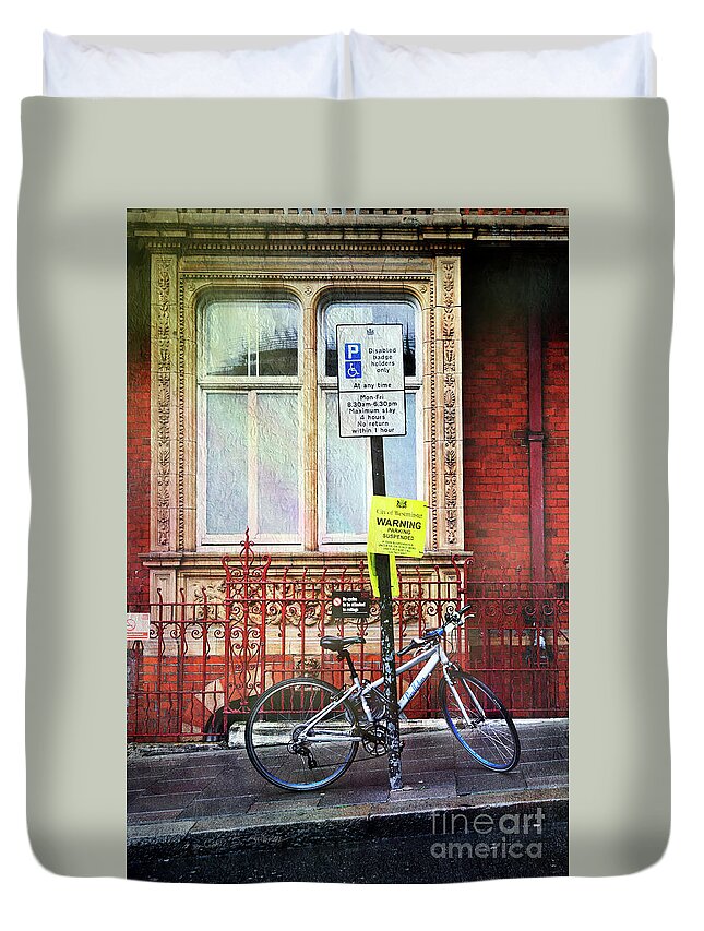 London Duvet Cover featuring the photograph Westminster Bicycle by Craig J Satterlee