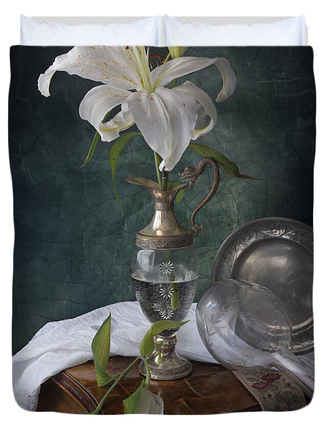 Lilium Arrangement Duvet Cover featuring the photograph White liliums by Giovanni Allievi