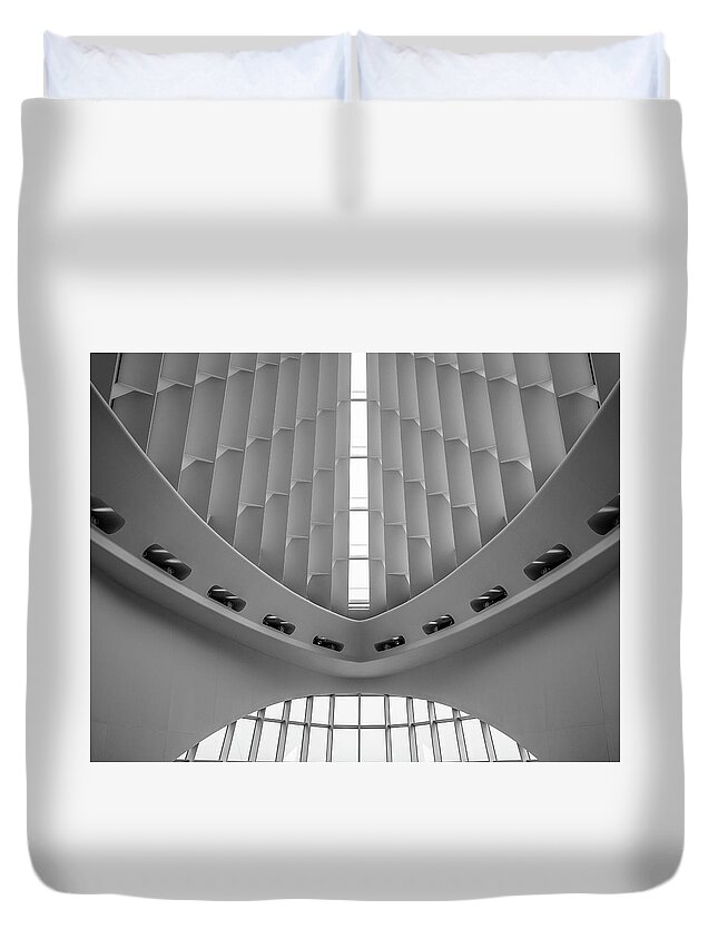 Milwaukee Art Museum Duvet Cover featuring the photograph Windhover #2 by John Roach
