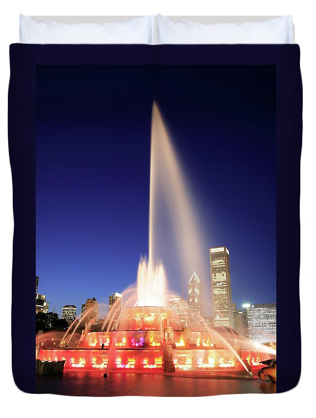 Wind Duvet Cover featuring the photograph Buckingham Fountain, Chicago #1 by Veni