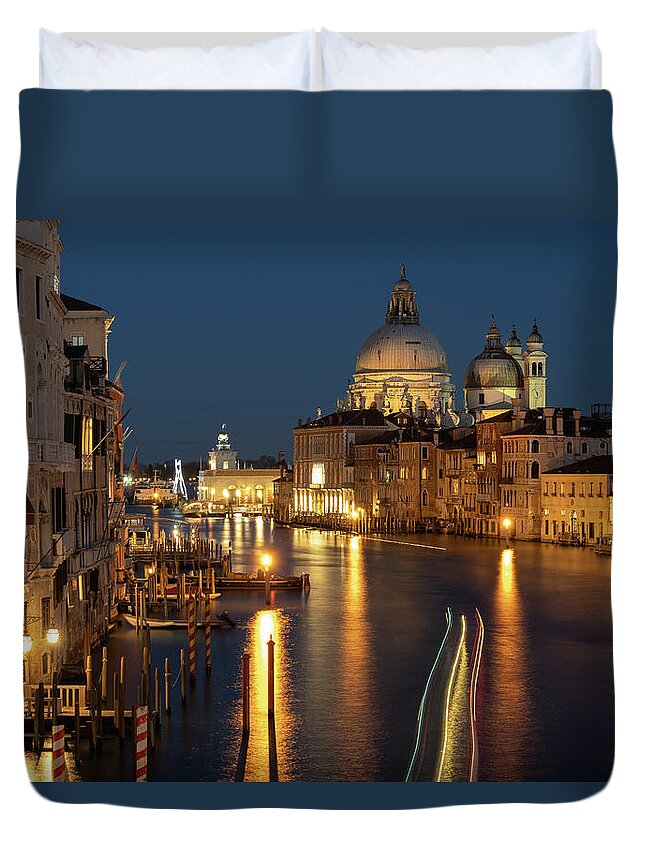 Basc Duvet Cover featuring the photograph Evening light in Venice #3 by Sue Leonard
