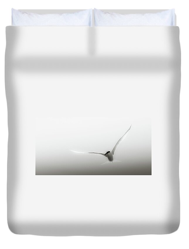 Panoramic Duvet Cover featuring the photograph Arctic Tern Bird by Stuart Leche