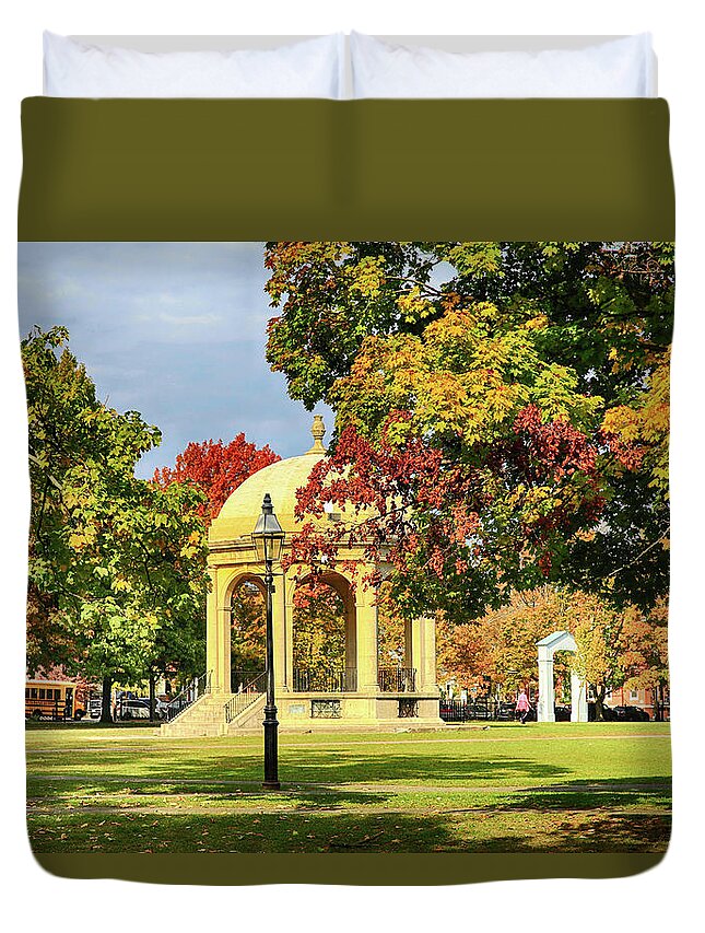 Salem Common Duvet Cover featuring the photograph Autumn arrives on Salem Common by Jeff Folger