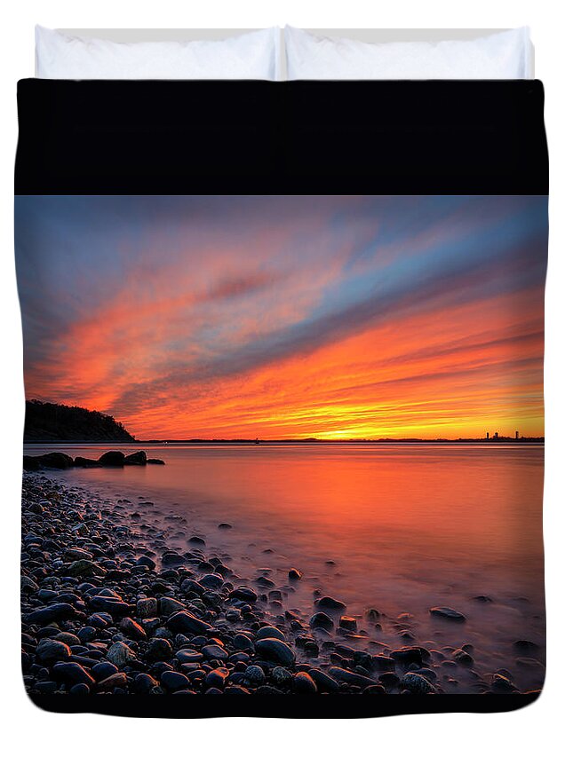 Hull Duvet Cover featuring the photograph Beach Fury by Rob Davies