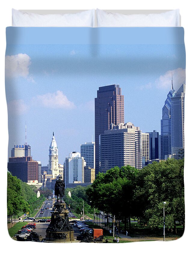 Tranquility Duvet Cover featuring the photograph Benjamin Franklin Parkway, Philadelphia by Hisham Ibrahim