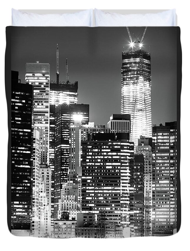 Panoramic Duvet Cover featuring the photograph Black And White New York City by Aleksandarnakic