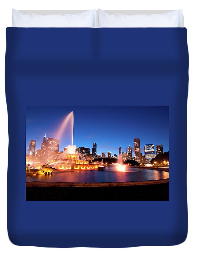 Downtown District Duvet Cover featuring the photograph Buckingham Fountain In Chicago by 400tmax
