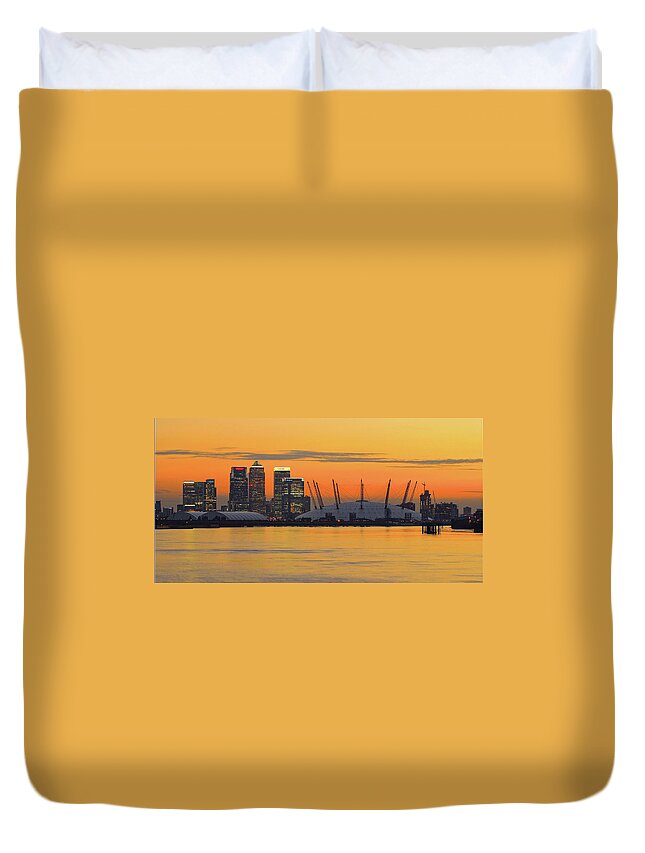 Scenics Duvet Cover featuring the photograph Canary Wharf At Sunset by Photography Aubrey Stoll