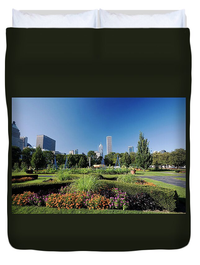 Flowerbed Duvet Cover featuring the photograph Chicago From Grant Park by Stevegeer