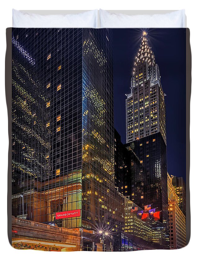 Chrysler Building Duvet Cover featuring the photograph Chrysler Building NYC Rush by Susan Candelario