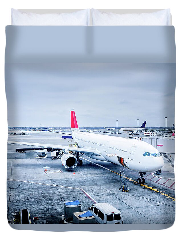 Airport Departure Area Duvet Cover featuring the photograph Commercial Jet At Gate by Grandriver