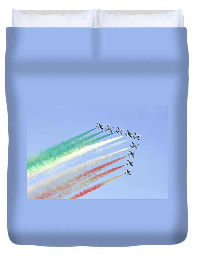 In A Row Duvet Cover featuring the photograph Frecce Tricolori Performance by Ph.antonio Pulizzi
