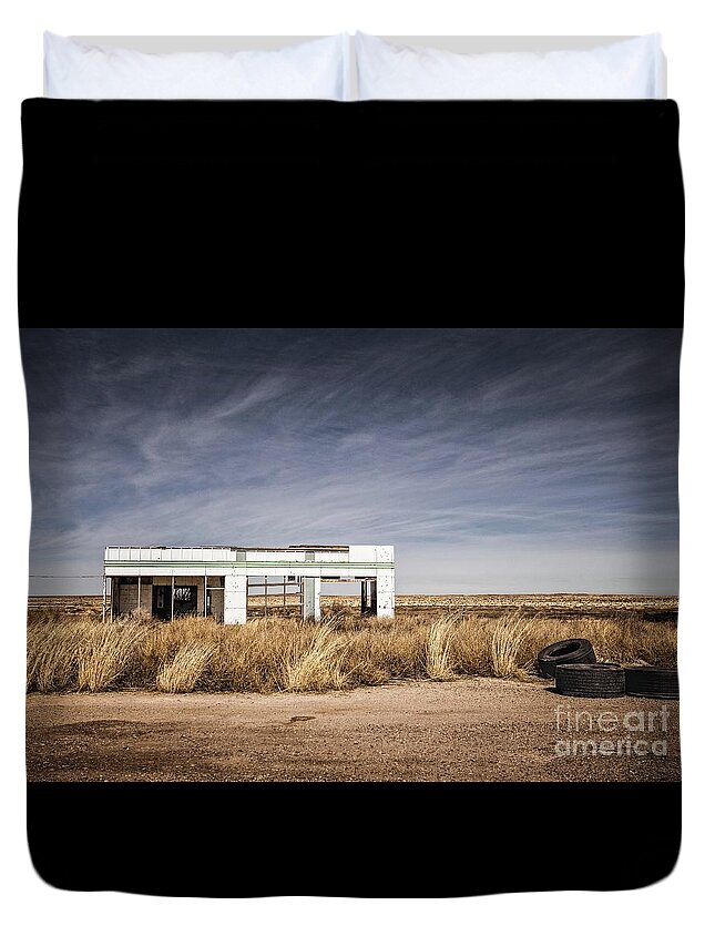 Glenrio Abandoned Gas Station Duvet Cover featuring the photograph Glenrio Abandoned Gas Station by Imagery by Charly