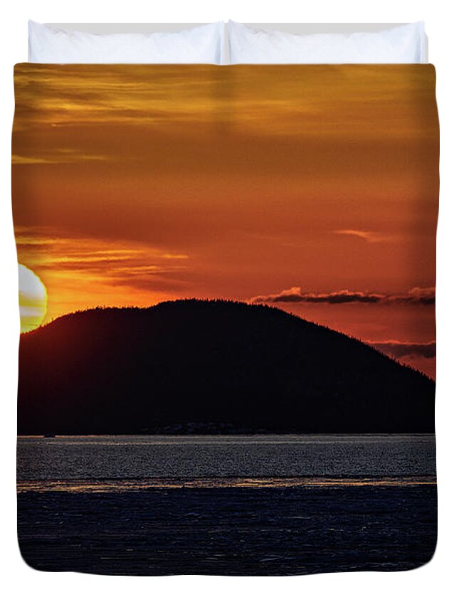 Evening Duvet Cover featuring the photograph Goodnight Superior by Doug Gibbons