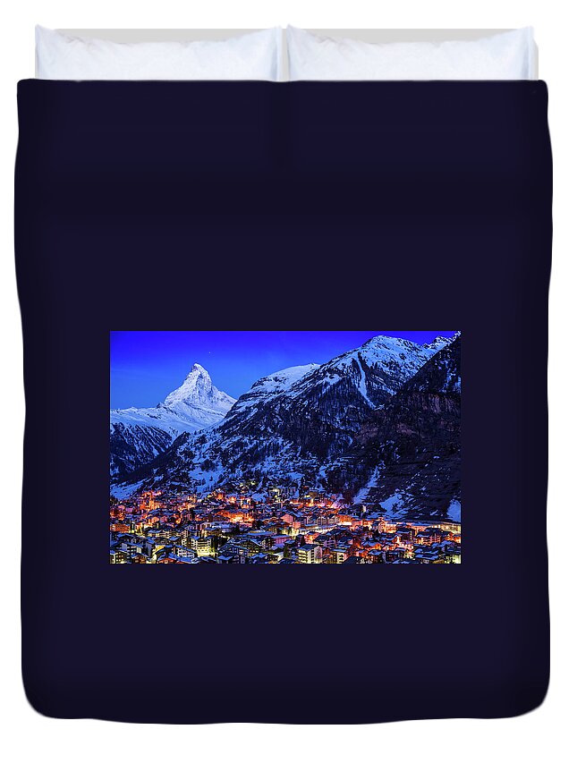 Clear Sky Duvet Cover featuring the photograph Matterhorn At Night by Weerakarn Satitniramai