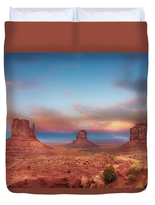 Ut Duvet Cover featuring the photograph Monument Valley 1303 by Kenneth Johnson