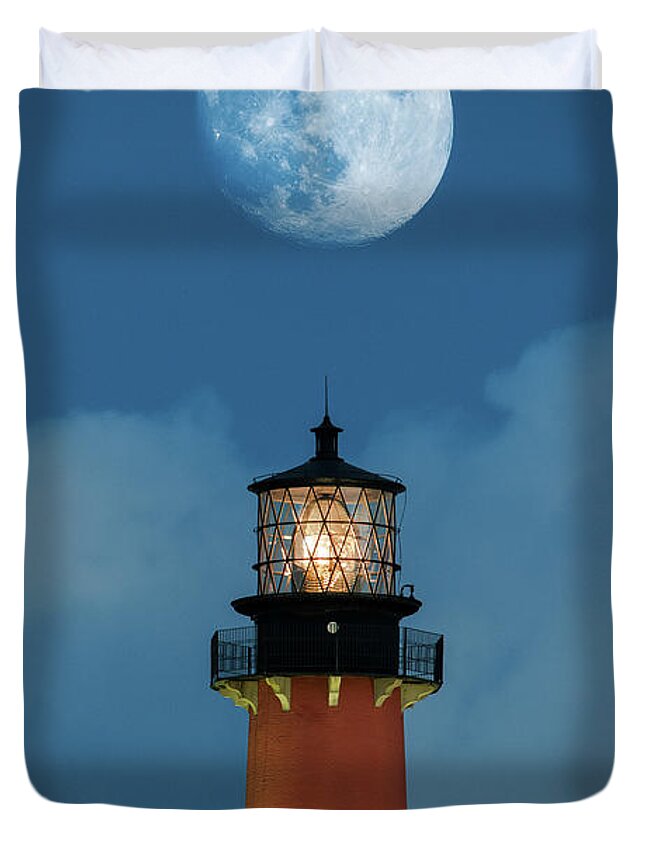 Jupiter Lighthouse Duvet Cover featuring the photograph Moon Over Jupiter Lighthouse by Kim Seng