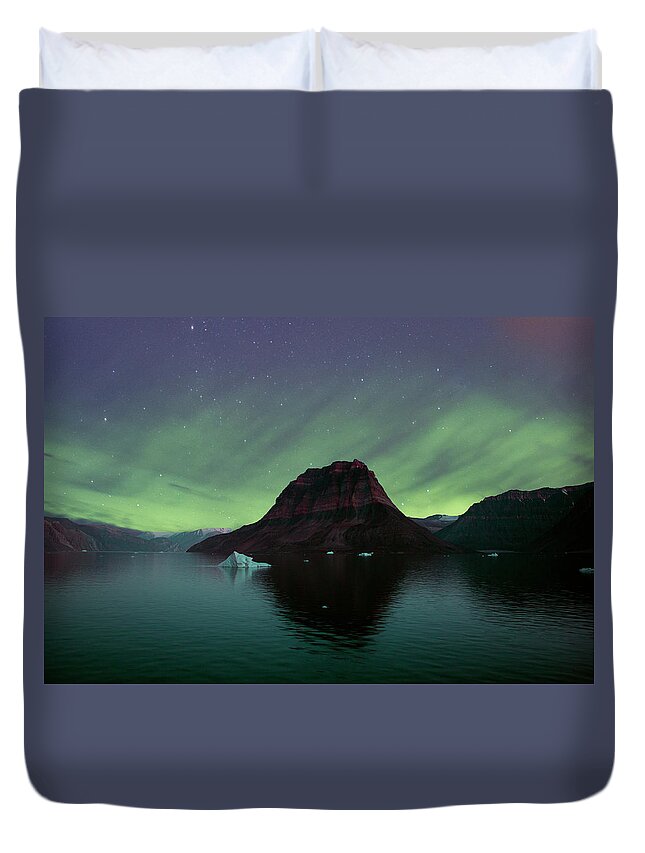 Standing Water Duvet Cover featuring the photograph Northern Lights Over Devils Mountain by Richard Mcmanus