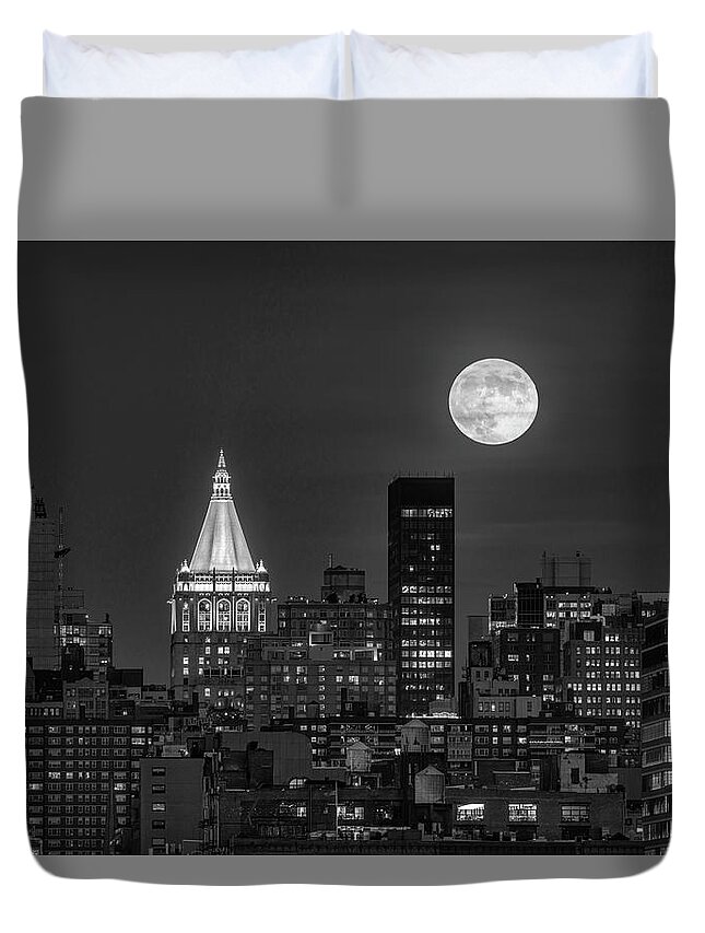 Nyc Skyline Duvet Cover featuring the photograph NY Life Building Full Moon BW by Susan Candelario