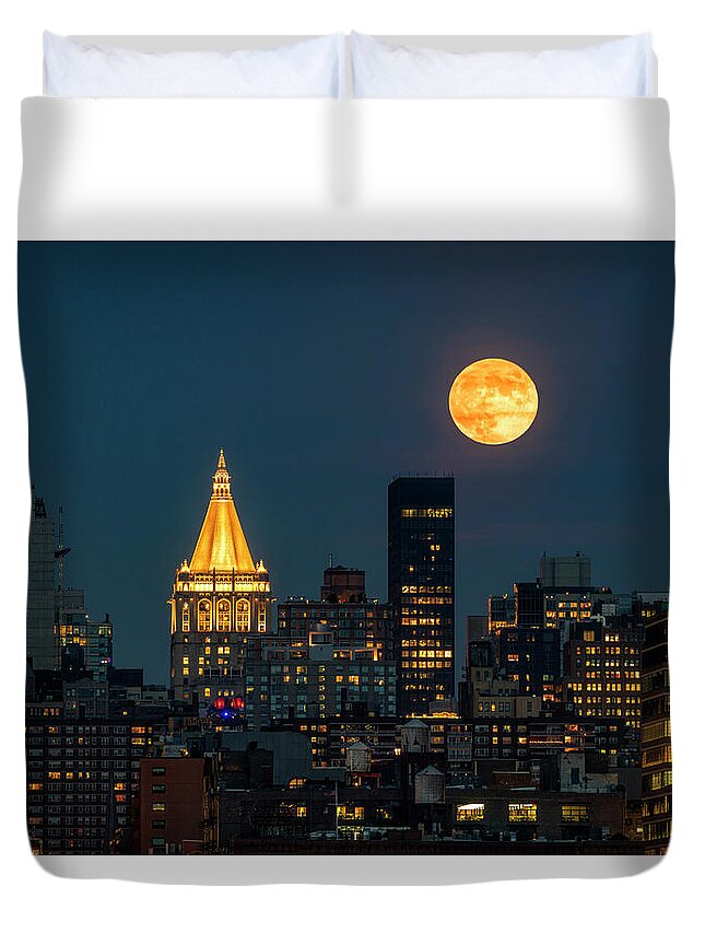 Nyc Skyline Duvet Cover featuring the photograph NY Life Building Full Moon by Susan Candelario