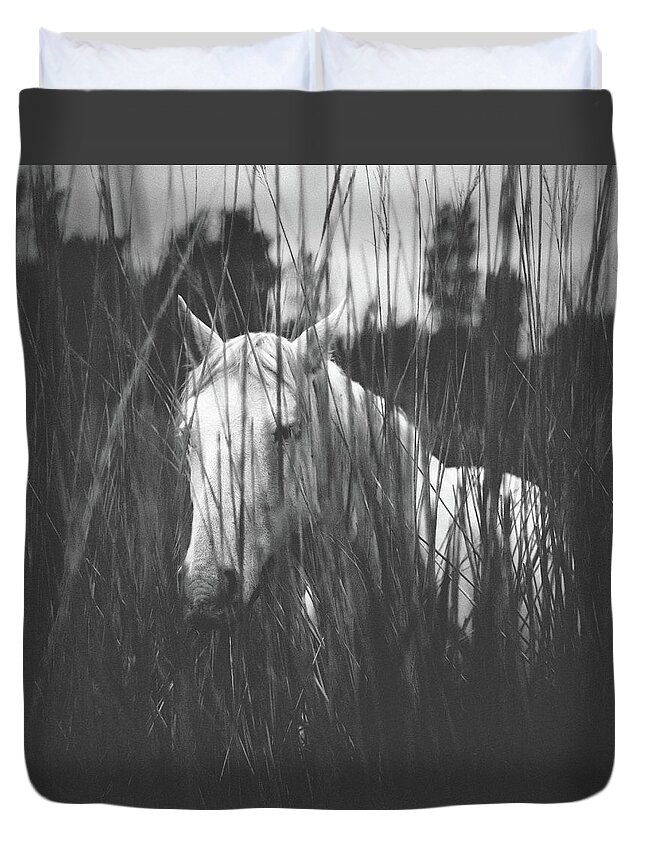 Grass Duvet Cover featuring the photograph Potro Blanco En Negro by By Ibai Acevedo